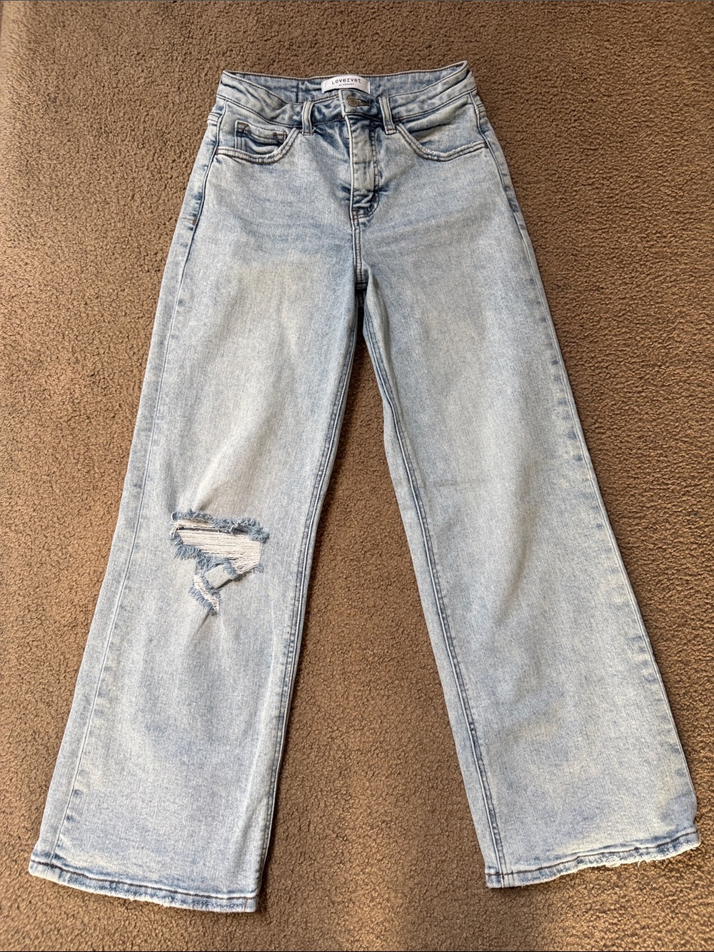 Wide-Leg Light Blue Women's Jeans with Distressed Knee